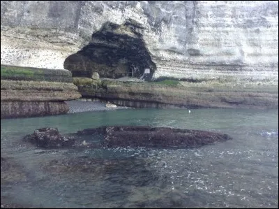 Quel est le nom de cette grotte située dans les falaises d'Étretat ?