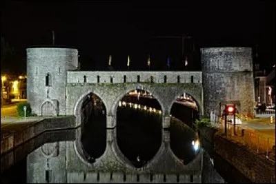 Dans quelle ville belge de la province de Hainaut, le Pont des Trous se trouve-t-il ?