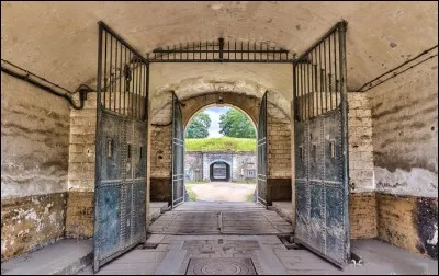 Quel est le nom ce fort sis à Marly-le-Roi, construit de 1878 à 1881 pour défendre Paris ?