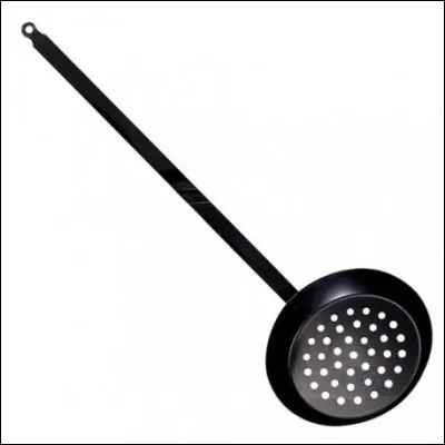 Quel est le nom de cet ustensile de cuisine criblé de trous ?