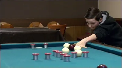 Combien y a-t-il de trous dans une table de billard à bouchons ?
