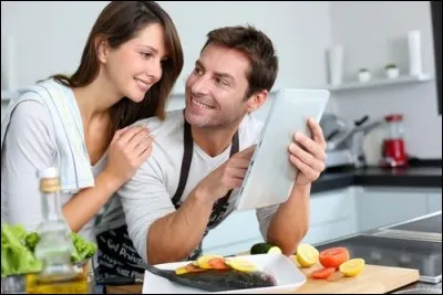 À quel temps le verbe de cette phrase est-il : "Elle cuisinait pour son mari" ?