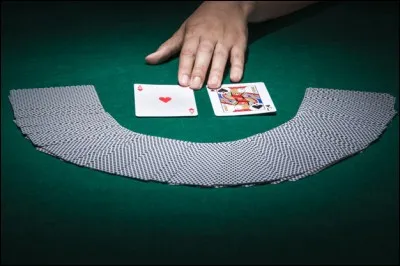 Complétez cette célèbre expression : "Jouer cartes sur ".