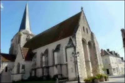 Nous sommes dans le Centre-Val-de-Loire devant l'église Saint-Christophe-et-Saint-Phalier de Chabris. Ville de la région naturelle du Boischaut Nord, elle se situe dans le département ...