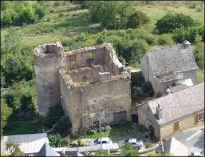 Vous avez sur cette image le château de Grèzes. Village d'Occitanie sur le Truc de Grèzes, entre Marvejols et Mende, il se situe dans le département ...