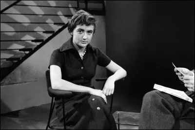 Son célèbre roman "Bonjour tristesse" est paru en 1954, c'est  Sagan.