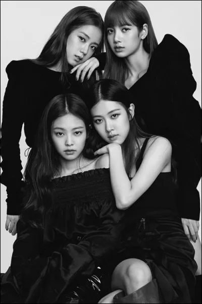 De quelle chanson est tirée cette phrase, chantée par Jisoo ? 
"Chumchuneun bulbicceun nal gamssago done, Black to the pink, Eodiseodeun teukbyeolhae, Oh yes !"