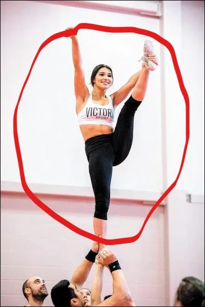 Comment s'appelle la position de la fille sur l'image ?