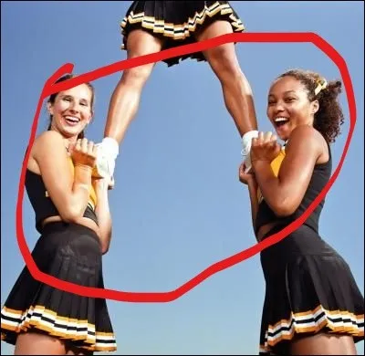 Comment s'appelle la position de la fille sur l'image ?