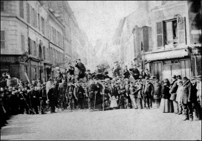 Comment sont appelés les insurgés de la Commune de Paris en 1871 ?