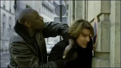 Que lit le monsieur quand Driss lui dit : "Maintenant t'imprimes, t'imprimes, t'imprimes et tu dégages !"?