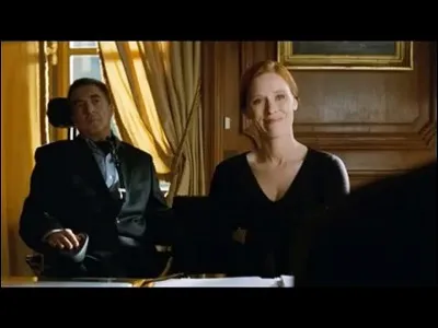 Philippe fait passer un entretien d'embauche pour rechercher un...