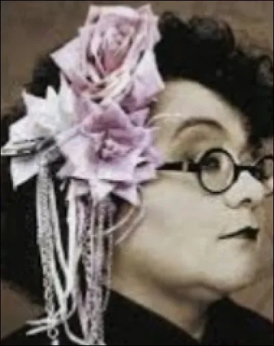 "Mutatis, mutandis
Ici je veux un groin
Un jambon pour la cuisse
Et qu'il te pousse aux reins
Un curieux appendice".
Qui chante cette chanson ?