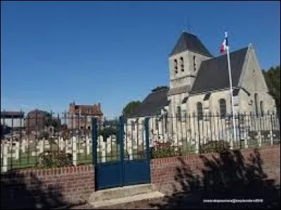 Vous avez sur cette image l'église Saint-Pierre-et-Saint-Paul de Marquéglise. Commune des Hauts-de-France, elle se situe dans le département ...