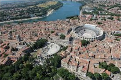 Quel fleuve passe à Arles ?