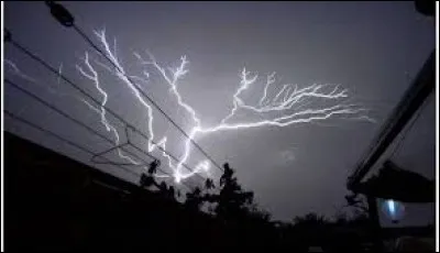Quel nuage est associ&eacute; aux orages et autres ph&eacute;nom&egrave;nes m&eacute;t&eacute;orologiques violents ?