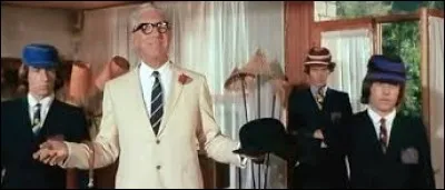 Quelle est la couleur de la 2CV des anglais dans le film "Ne nous f&acirc;chons pas" ?