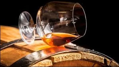 Quelle eau de vie est produite entre autres en Charente ?