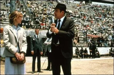 Charles, jeune journaliste am&eacute;ricain, et sa compagne Beth, se sont install&eacute;s dans la capitale du Chili, Santiago. Mais suite au coup d'&Eacute;tat du 11 septembre 1973, Charles dispara&icirc;t brusquement. Son p&egrave;re part &agrave; sa recherche. C'est ...