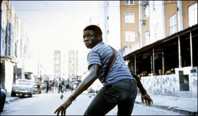 Le film raconte l'histoire de ce quartier violent de Rio de Janeiro, entre la fin des ann&eacute;es 1960 et le milieu des ann&eacute;es 1970. Le personnage principal, &agrave; la fois acteur et spectateur des &eacute;v&eacute;nements, t&eacute;moigne de l'&eacute;volution de ce quartier. C'est ...
