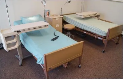 Quand une personne ne se sent pas bien et souhaite se reposer quelques heures, chaque infirmerie dispose des chambres de...