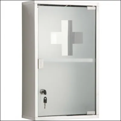 Fermée à clef, on y trouve bon nombre de médicaments et pansements afin d'assurer une première prise en charge d'une personne blessée ou malade. C'est une armoire...