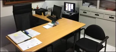 Sur ce bureau, quelle est la couleur de l'agrafeuse ?