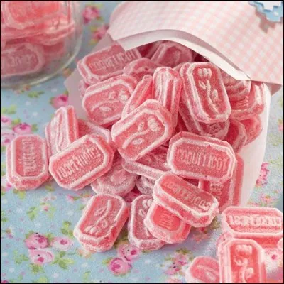 Quelle plante est utilisée à Nemours pour la fabrication d'une confiserie ?