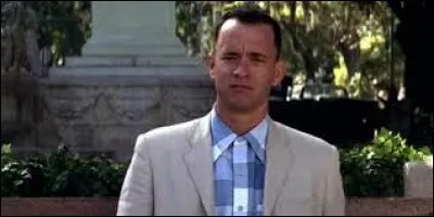 Pour sa première invitation à la Maison Blanche en tant que joueur de football, Forrest Gump passe beaucoup de temps au cocktail et boit, mais quel breuvage ingurgite-t-il ?