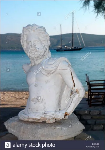 Poséidon possède comme attributs...