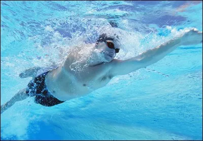 Si nager 10 longueurs brûle 150 calories, combien de calories brûlerez-vous en nageant 20 longueurs ?