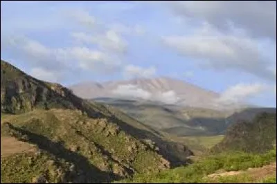 Où se situe le volcan Tata Jachura ?