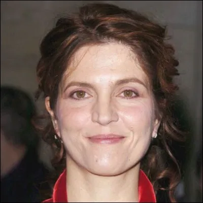 Actrice, elle a joué dans "On connaît la chanson", de Resnais ; elle est aussi scénariste et réalisatrice du film "Le Goût des autres". C'est ... Jaoui.