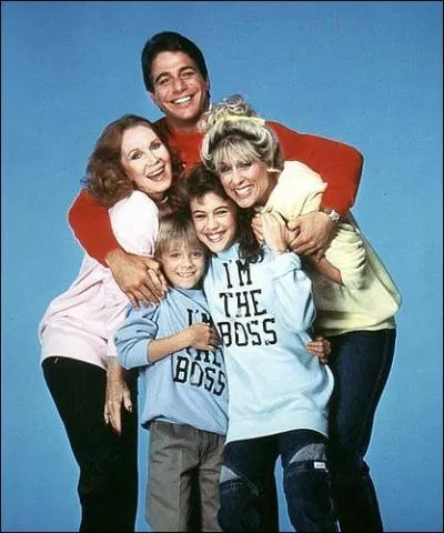 Cette srie, se droulant  Fairfield, racontait les aventures d'Angela Bower, de sa mre nymphomane Mona, et de leur 'bonne' Tony. Mais quelle tait donc le titre de cette srie ?