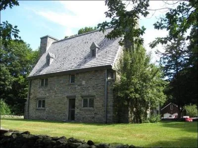 Voici le Henry Whitfield Museum, qui se situe dans la petite ville de Guilford. Qu'a de particulier cette maison ?