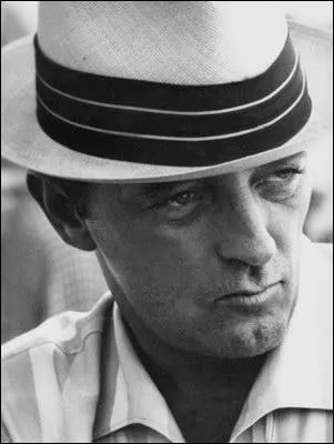 Cet acteur lgendaire, emblmatique des films noirs, est n et  grandi  Bridgeport. Comment s'appelle-t-il ?