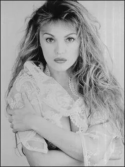 Cette actrice francophone, marie  un clbre philosophe et chanteuse lyrique  ses heures, est ne  Norwich dans le Connecticut, avant de passer son enfance au Mexique. Qui est-elle ?