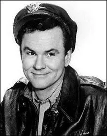 Le hros de 'Papa Schultz', jou par Bob Crane, est cens tre originaire de Bridgeport dans le Connecticut. Quel est donc son nom ?
