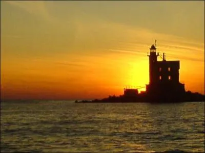 La Connecticut River se jette dans un dtroit, autour duquel on trouve une campagne avenante typique du Nord-Est du pays. De quel dtroit s'agit-il ?