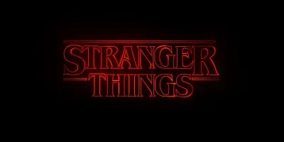 Au cours de quelle décennie, l'action de la série "Stranger Things" se déroule-t-elle ?