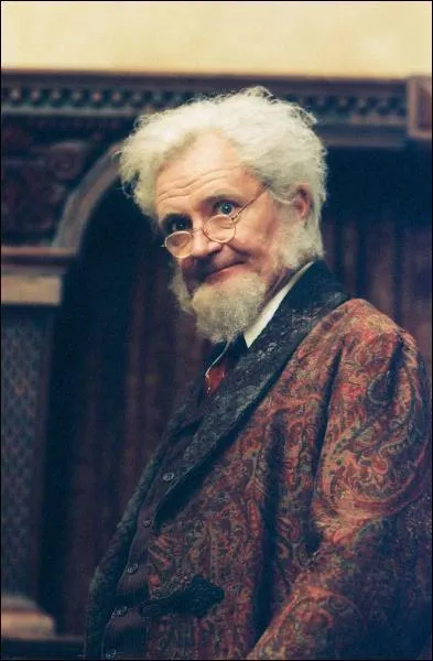 Comment s'appelle ce professeur qui a hberg les quatre enfants ?