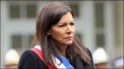 Cette femme politique, maire de Paris depuis 2014, se pr&eacute;nomme ...