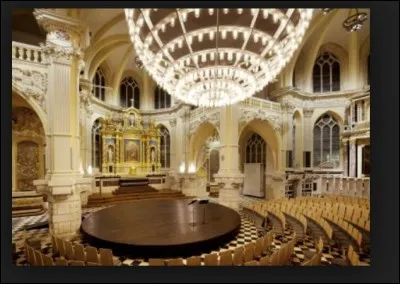 Classée aux monuments historiques depuis 1910, transformée en auditorium depuis peu, la Chapelle Corneille offre aux amateurs de musique baroque une acoustique hors norme grâce à une singulière et géante sphère scéno-acoustique. Où se situe ce grand auditorium de Normandie ?