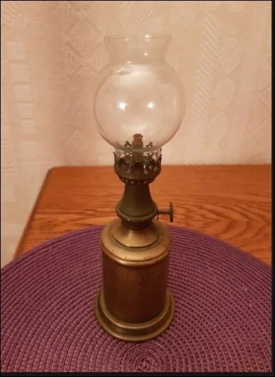 Brevetée le 9 juin 1884 sous le numéro 162634, produite et vendue à des millions d'exemplaires, elle a fait la richesse d'un seul homme sous l'appellation de "Lampe Standard" voire "Lampe Merveilleuse". À quel célèbre Normand doit-on cette invention révolutionnaire ?