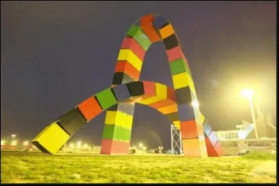Cette structure insolite construite avec des conteneurs de 20 pieds attire le regard. Dans quel port de Seine-Maritime se situe-t-elle ?