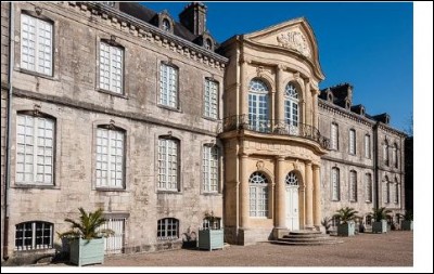 À Valognes, on peut découvrir de nombreux hôtels particuliers comme l'hôtel de Beaumont , l'hôtel de Grandval-Caligny etc..Surnommée le petit "Versailles normand", de quel label bénéficie cette cité historique ?