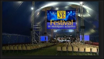 Ce site médiéval normand inscrit à l'inventaire des monuments historiques fut l'un des hauts-lieux de l'Histoire de France de Guillaume Le Conquérant à Henri IV. Où se situent ces vestiges qui dominent le village et qui accueillent chaque année le festival "Archéo Jazz" ?