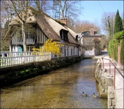 On vient de loin pour découvrir son cimetière marin et voir au sein de la chapelle, le vitrail de Georges Braque symbolisant l'Arbre de Jessé . Quel est ce village pittoresque qui a rassemblé de nombreux artistes comme André Breton, Prévert, Monet, Turner et qui se situe sur la Côte d'Albâtre ?