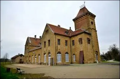 Nous sommes dans le Grand-Est devant la gare imp&eacute;riale de Chambrey. Village-rue lorrain, il se situe dans le d&eacute;partement ...
