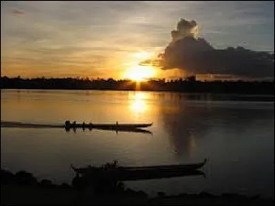 Le Maroni est un cours d'eau qui traverse la Guyane.